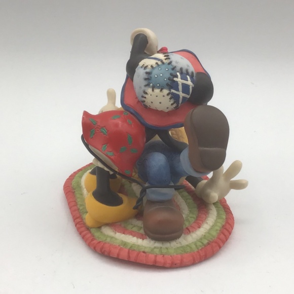 Vintage Disney Mickey & Minnie “kiss Under the Mistletoe” figurine by Enesco . - Picture 6 of 8